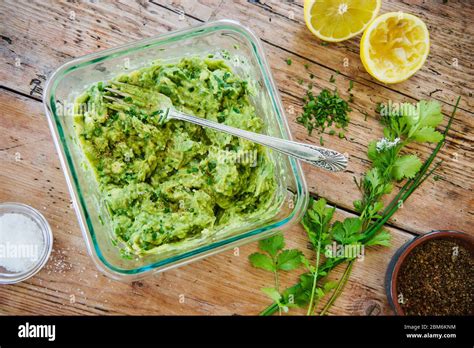 Bowl of guacamole hi-res stock photography and images - Alamy