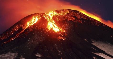 Vulcões assustam e criam belas imagens pelo mundo | Volcano, Volcano explosion, Volcano photos