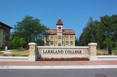 Lakeland College - VietInt