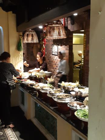 Buffet Sen Tay Ho at Hanoi | Fun Fun Vietnam