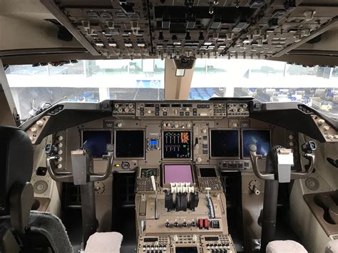 Cockpit of a Lufthansa 747-8 : r/aviation