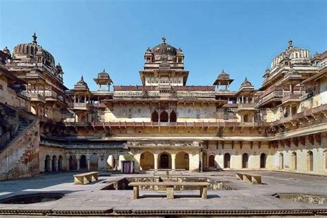 Orchha Fort 2024 Guide: All You Need To Know About Its Exclusive Glory