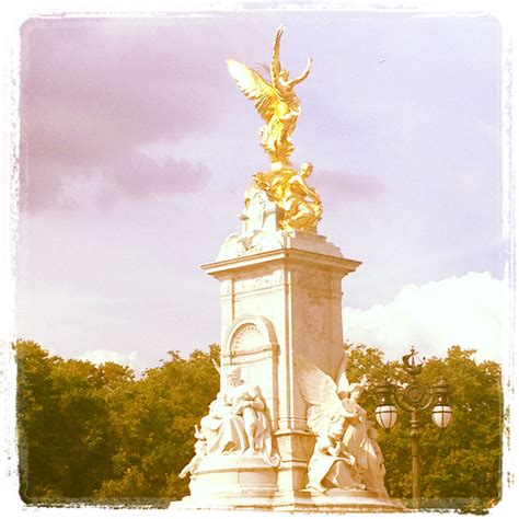 The statue outside Buckingham Palace #europe2013 Palais De Buckingham ...