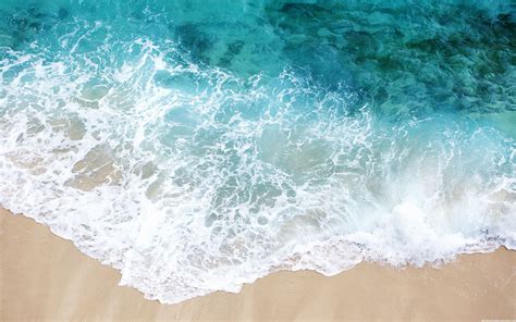 Serene Beach Waves – Stunning HD Wallpaper