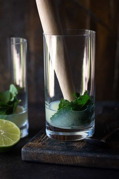 Elderflower Mojito Cocktail Recipe - Garnish with Lemon