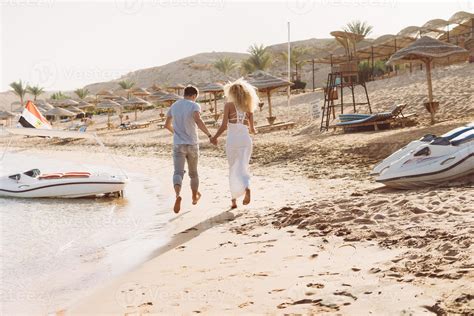 Couple holding hands on beach 11532256 Stock Photo at Vecteezy