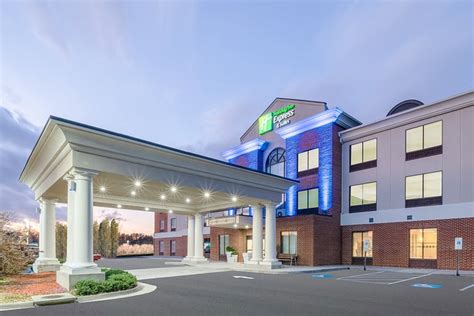 HOLIDAY INN EXPRESS HOTEL & SUITES TAPPAHANNOCK $98 ($̶1̶1̶5̶) - Prices & Reviews - VA