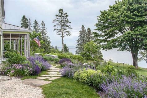 Seaside Gardening: 10 Ideas for Serene Coastal Landscapes - Gardenista | Seaside garden, Coastal ...