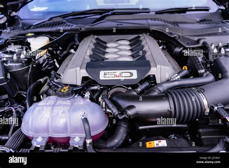 5.0l Coyote 435 HP V8 engine of a 2016 Ford Mustang Stock Photo - Alamy