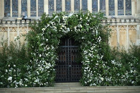 White English garden flowers adorn St George’s Chapel - ITV News