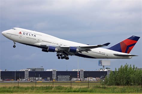 File:Delta Air Lines Boeing 747-400 N662US AMS 2011-6-11.png ...