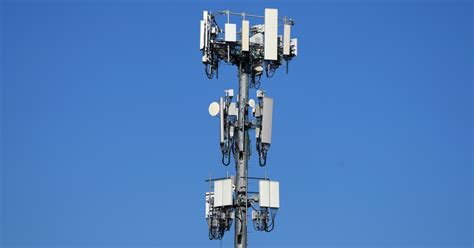 FAA clears Verizon and AT&T to turn on more 5G cell towers