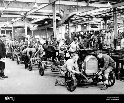 Car factory workers vintage hi-res stock photography and images - Alamy