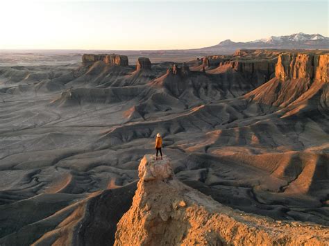 How to Visit the Bentonite Hills in Utah - Oceanus Adventure