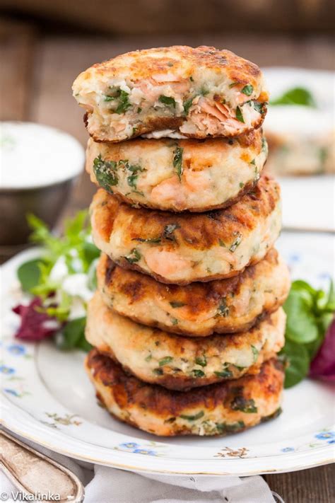 Salmon Cakes with Chive and Garlic Sauce - Vikalinka