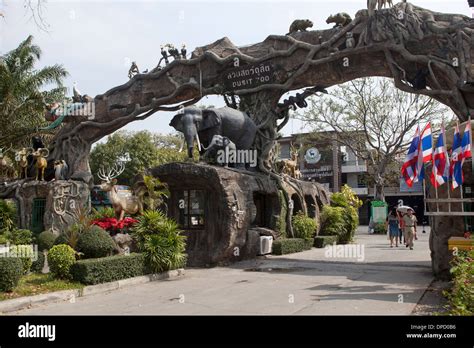 Zoo entrance gate hi-res stock photography and images - Alamy