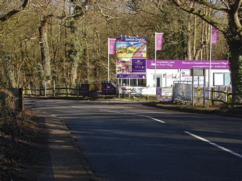 Yateley Road © Alan Hunt cc-by-sa/2.0 :: Geograph Britain and Ireland