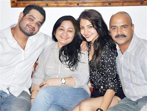 Anushka Sharma Family Pictures Brother, Mother, Father