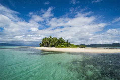 Turquoise water and white sand beach, White Island, Buka, Bougainville ...