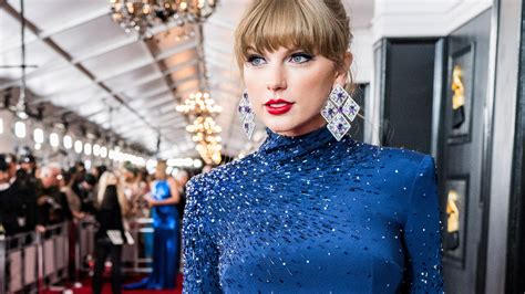 Taylor Swift hit the Grammys 2023 red carpet in a Midnights-inspired crop top | Glamour UK