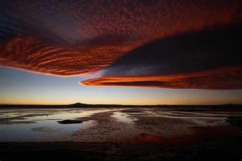 Surreal sunset over the Salar de Uyuni, Chile [5901x3934] [OC] : r/EarthPorn