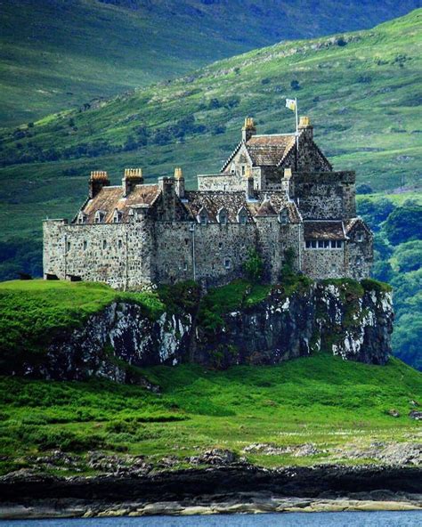 Castles and Palaces публікує допис в Instagram: «Duart Castle, Scotland ...