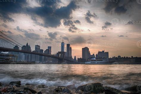 sunset under manhattan bridge 12213818 Stock Photo at Vecteezy