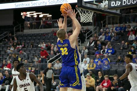 South Dakota State men's basketball win sixth straight | Flipboard