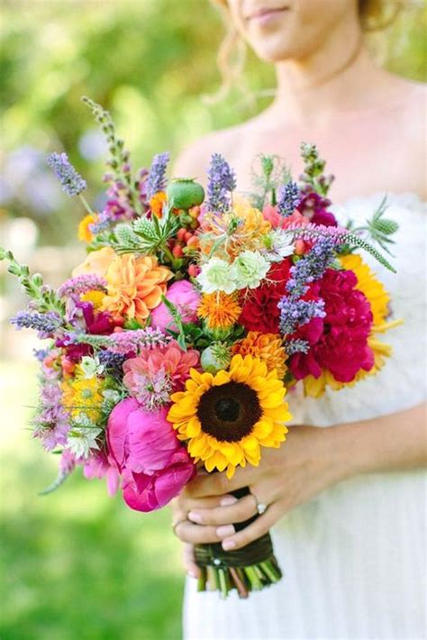 Sunflower Bridal Bouquet [2022 Guide & FAQs] | Wedding Forward ...