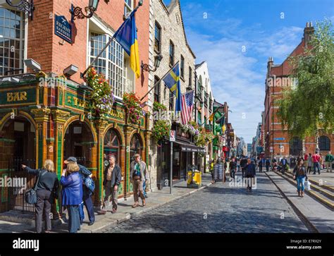 Pubs, restaurants and bars on Temple Bar in the city centre, Dublin ...