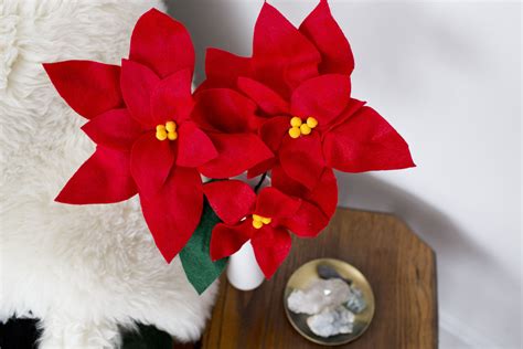 These pretty DIY poinsettias are made out of felt, so they'll last long past the holiday season ...