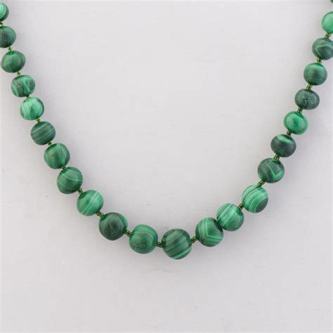 A MALACHITE NECKLACE. - Bukowskis