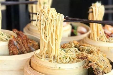 How to Eat Noodles with Chopsticks | Chef Reader