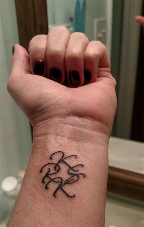 Pin de Kathy Pettit en Initial tattoos | Tatuajes femeninos en la ...