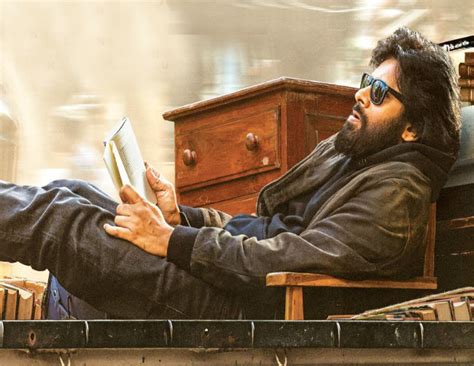 First Look: Pawan Kalyan as Vakeel Saab | telugucinema.com