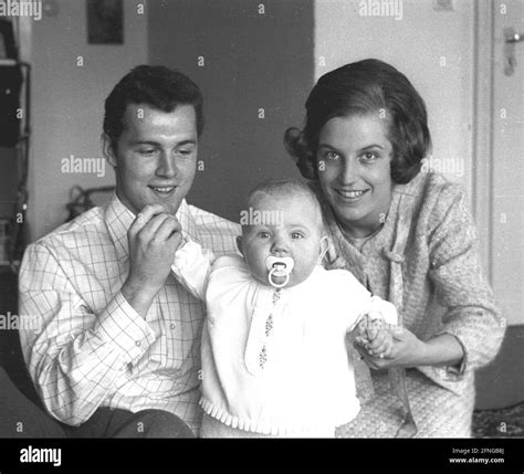 Franz Beckenbauer (FC Bayern Munich) with his son Michael and his wife Brigitte 18.04.1967 ...