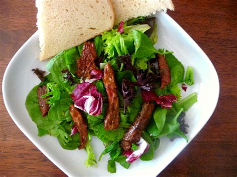 The Red Gingham: Yakiniku Salad with Ginger Soy Dressing