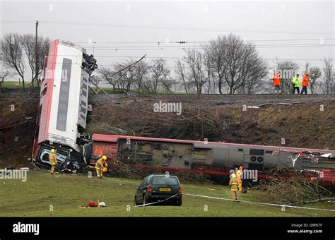 A derailed virgin pendolino train near grayrigg hi-res stock ...