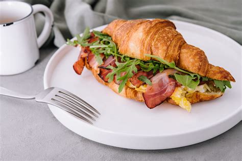 Classic Bacon and Egg Sandwich Recipe