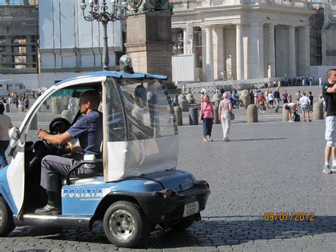 Mike McLellan's Postcards: Italian/Vatican police cars