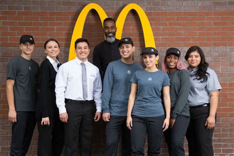 Les nouveaux uniformes de McDonald’s nous propulsent dans un monde totalitaire où le fun est ...