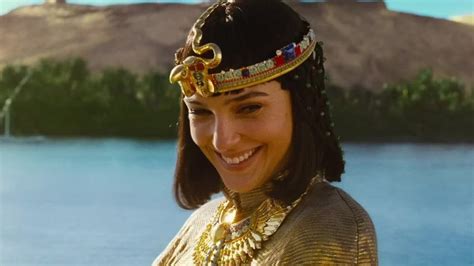 Here's why Gal Gadot is not in a hurry to make her Cleopatra movie | Hollywood - Hindustan Times