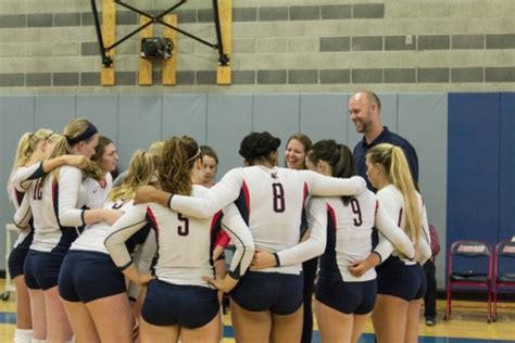 Volleyball team bonds through season a midst changes – The American River Current