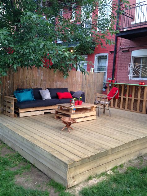 Terrasse en palettes | Pallet patio decks, Pallet patio, Building a floating deck