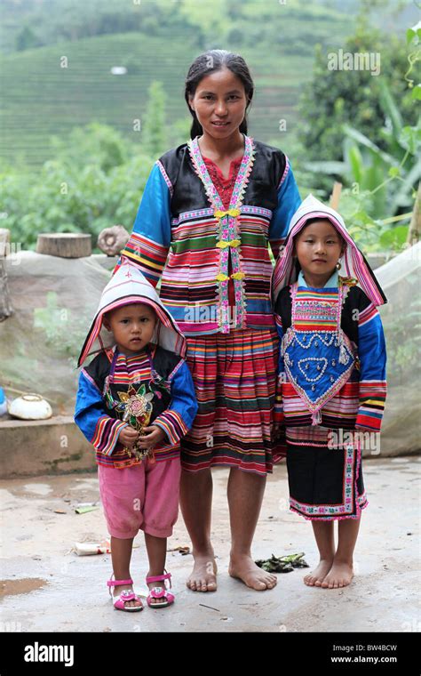 A family dressed in traditional Dai clothing near the town of Xishuangbanna, Yunnan, China Stock ...