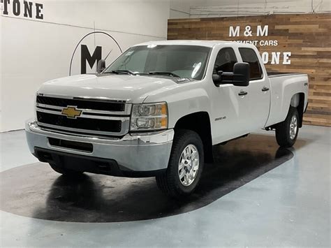 2012 Chevrolet Silverado 2500 Crew Cab 4X4 / 6.6L DURAMAX DIESEL / 50,000 MILES / BRAND NEW TIRES