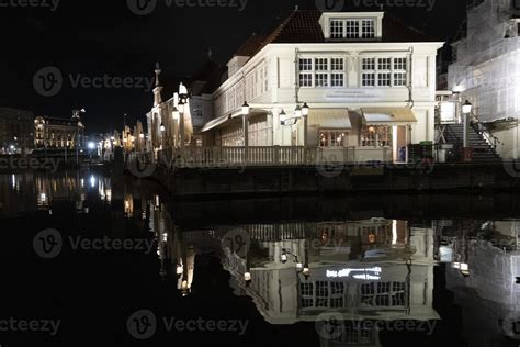 amsterdam canal at night view 20233750 Stock Photo at Vecteezy