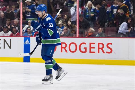 Canucks trade captain Bo Horvat to Islanders | Reuters