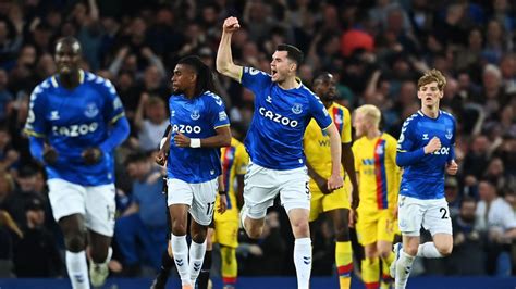 Everton roar back from two goals down to beat Crystal Palace and secure Premier League status ...