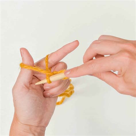 Long Tail Cast On Knitting Technique [7 Easy Steps]